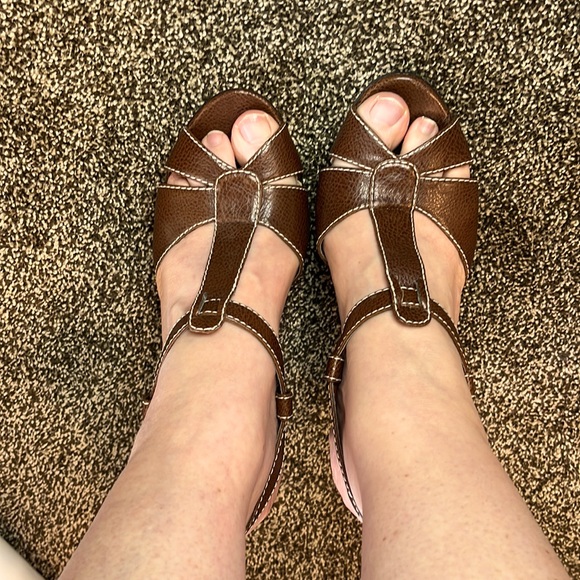 Madden Girl strappy peep toe brown 4.5 in heel with white stitch accent - Picture 2 of 7